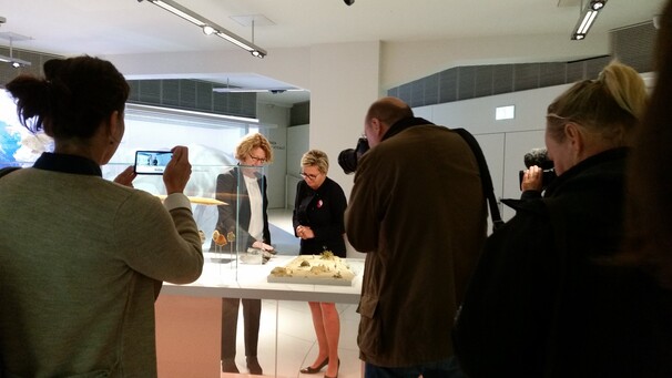 Museumsdirektorin Sabine Wolfram und Staatsministerin Barbara Klepsch (v.l.) beim Rundgang durch das SMAC Foto: Dworski