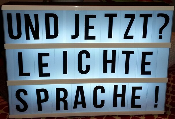 Leuchtbox mit Text: Und jetzt? Leichte Sprache!